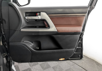 Подержанный автомобиль Toyota Land Cruiser Suv 2016 года (26 фото)