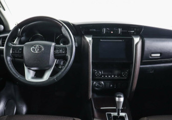 Подержанный автомобиль Toyota Fortuner 2017 года (8 фото)