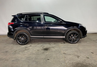 Подержанный автомобиль Toyota RAV4 2018 года (8 фото)