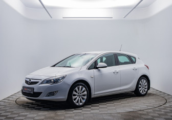 Подержанный автомобиль Opel Astra Hatchback 2012 года (1 фото)