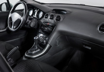 Подержанный автомобиль Peugeot 308 Hatchback 2011 года (9 фото)