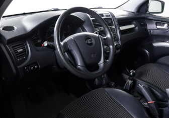 Подержанный автомобиль Kia Sportage 2007 года (14 фото)