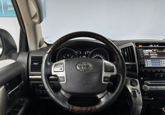 Подержанный автомобиль Toyota Land Cruiser Suv 2014 года (25 фото)