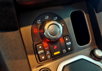 Подержанный автомобиль Land Rover Discovery 2012 года (15 фото)