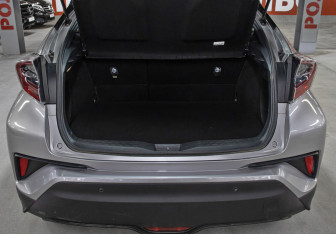 Подержанный автомобиль Toyota C-HR 2019 года (10 фото)