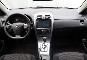 Подержанный автомобиль Toyota Corolla Sedan 2011 года (12 фото)