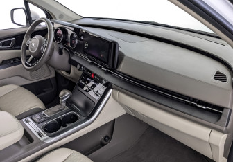 Подержанный автомобиль Kia Carnival 2021 года (13 фото)