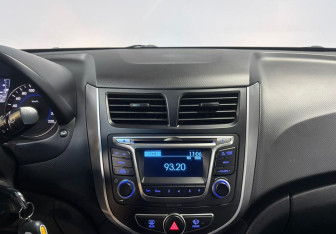 Подержанный автомобиль Hyundai Solaris Hatchback 2014 года (13 фото)