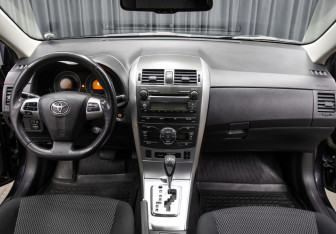 Подержанный автомобиль Toyota Corolla Sedan 2011 года (14 фото)