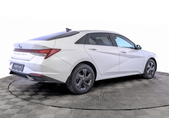 Подержанный автомобиль Hyundai Elantra Sedan 2021 года (5 фото)