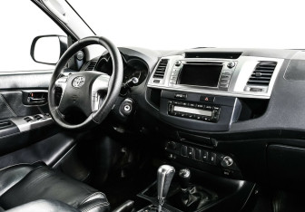Подержанный автомобиль Toyota Hilux 2014 года (5 фото)