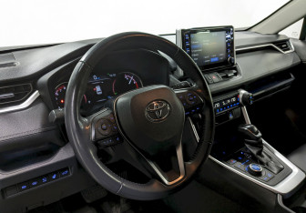 Подержанный автомобиль Toyota RAV4 2021 года (13 фото)