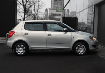 Подержанный автомобиль Skoda Fabia Hatchback 2014 года (4 фото)