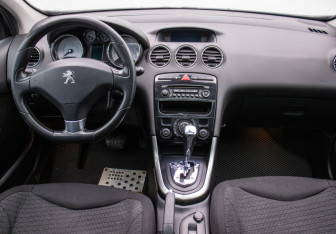 Подержанный автомобиль Peugeot 308 Hatchback 2011 года (13 фото)