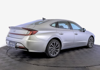 Подержанный автомобиль Hyundai Sonata 2022 года (5 фото)