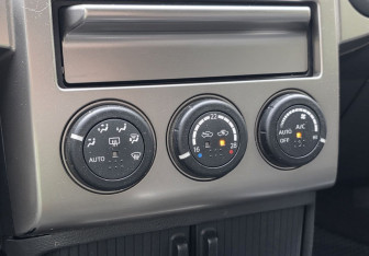 Подержанный автомобиль Nissan X-Trail 2005 года (14 фото)