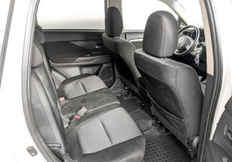 Подержанный автомобиль Mitsubishi Outlander 2013 года (12 фото)