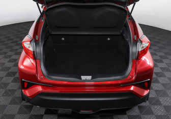 Подержанный автомобиль Toyota C-HR 2018 года (10 фото)