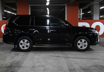 Подержанный автомобиль Lexus LX 2017 года (4 фото)