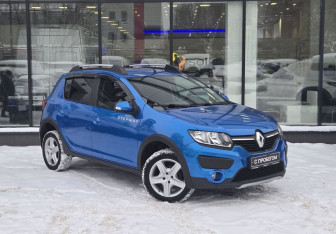 Подержанный автомобиль Renault Sandero 2017 года (3 фото)