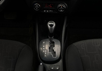 Подержанный автомобиль Kia Rio Hatchback 2013 года (13 фото)