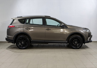 Подержанный автомобиль Toyota RAV4 2016 года (4 фото)