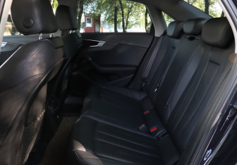 Подержанный автомобиль Audi A4 Sedan 2018 года (10 фото)