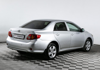 Подержанный автомобиль Toyota Corolla Sedan 2008 года (5 фото)