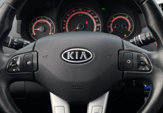 Подержанный автомобиль Kia Ceed Wagon 2011 года (15 фото)