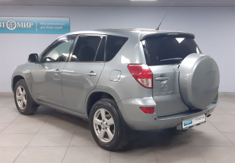 Подержанный автомобиль Toyota RAV4 2007 года (7 фото)