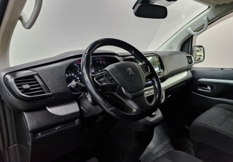 Подержанный автомобиль Peugeot Traveller 2018 года (14 фото)