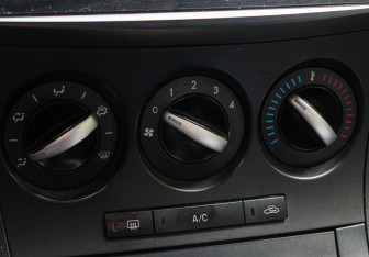Подержанный автомобиль Mazda 3 Hatchback 2011 года (13 фото)