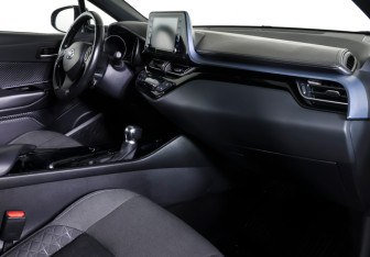 Подержанный автомобиль Toyota C-HR 2019 года (10 фото)
