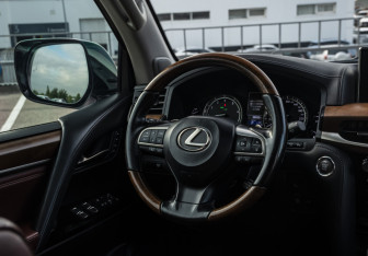 Подержанный автомобиль Lexus LX 2016 года (10 фото)