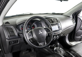 Подержанный автомобиль Mitsubishi ASX 2014 года (10 фото)