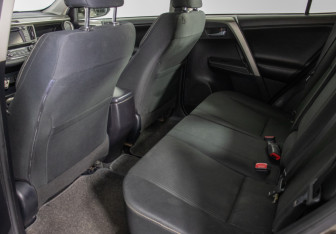 Подержанный автомобиль Toyota RAV4 2013 года (11 фото)