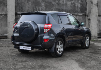 Подержанный автомобиль Toyota RAV4 2011 года (4 фото)