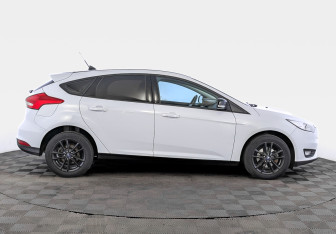 Подержанный автомобиль Ford Focus Hatchback 2017 года (4 фото)