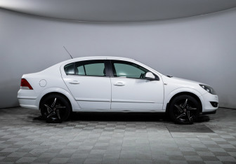 Подержанный автомобиль Opel Astra Sedan 2011 года (4 фото)