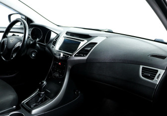 Подержанный автомобиль Hyundai Elantra Sedan 2015 года (8 фото)