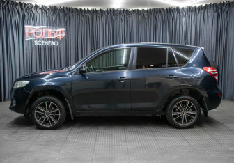 Подержанный автомобиль Toyota RAV4 2011 года (8 фото)