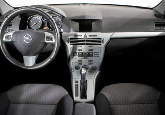 Подержанный автомобиль Opel Astra Hatchback 2010 года (11 фото)