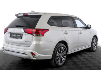 Подержанный автомобиль Mitsubishi Outlander 2022 года (5 фото)