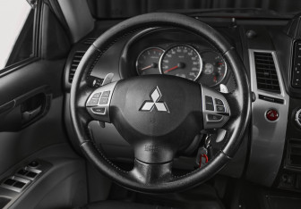 Подержанный автомобиль Mitsubishi Pajero Sport 2014 года (14 фото)