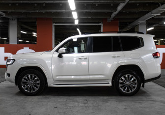Подержанный автомобиль Toyota Land Cruiser Suv 2022 года (8 фото)