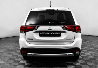 Подержанный автомобиль Mitsubishi Outlander 2015 года (6 фото)