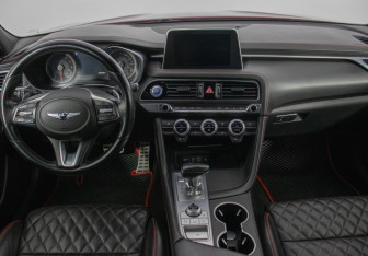 Подержанный автомобиль Genesis G70 2018 года (13 фото)