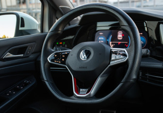 Подержанный автомобиль Volkswagen Golf GTI Hatchback 2021 года (16 фото)