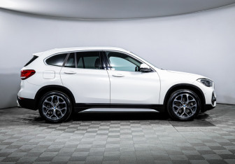 Подержанный автомобиль BMW X1 2021 года (4 фото)