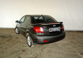 Подержанный автомобиль Kia Rio Sedan 2007 года (7 фото)